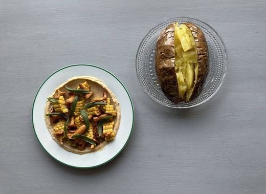 recipe image Bakad potatis med miso-& dragonkräm, grillad majs och stekt svamp