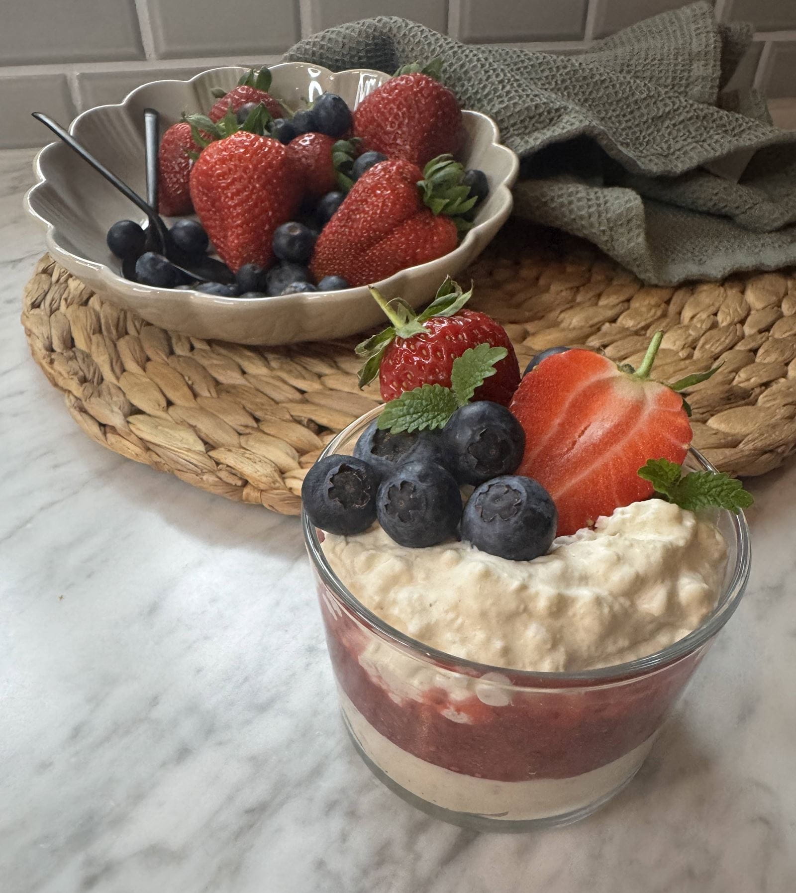 recipe image Jordgubbs- och chiafrö risifrutti