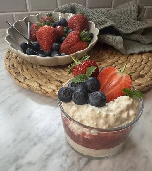 recipe image Jordgubbs- och chiafrö risifrutti