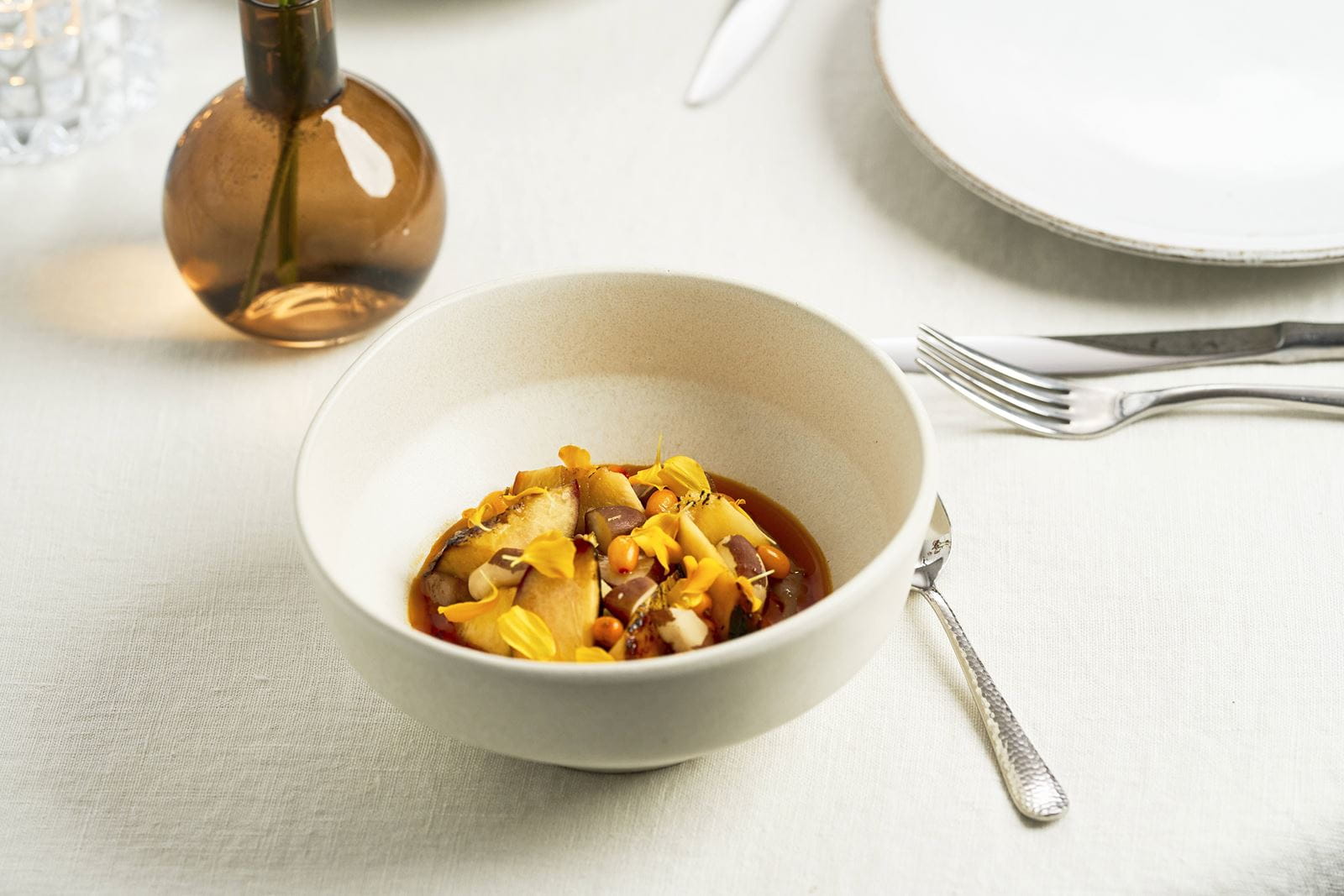 recipe image Chokladmousse, grillade nektariner, syltade havtorn, paranötter & havtornsolja