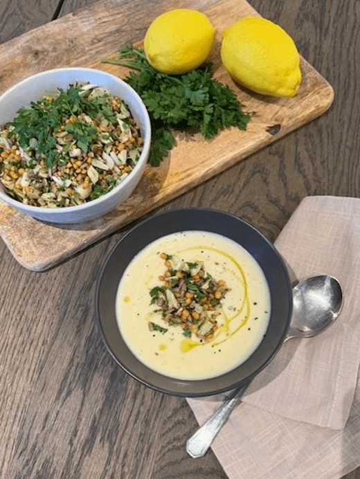 recipe image kramig-blomkal-rotsellerisoppa-med-crunchig-topping