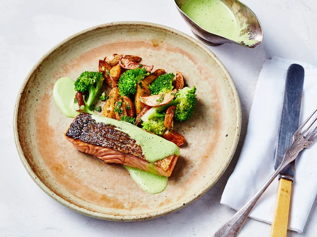 lax, grönsaker, broccoli, grön sås, grädde, a la carte, restaurang