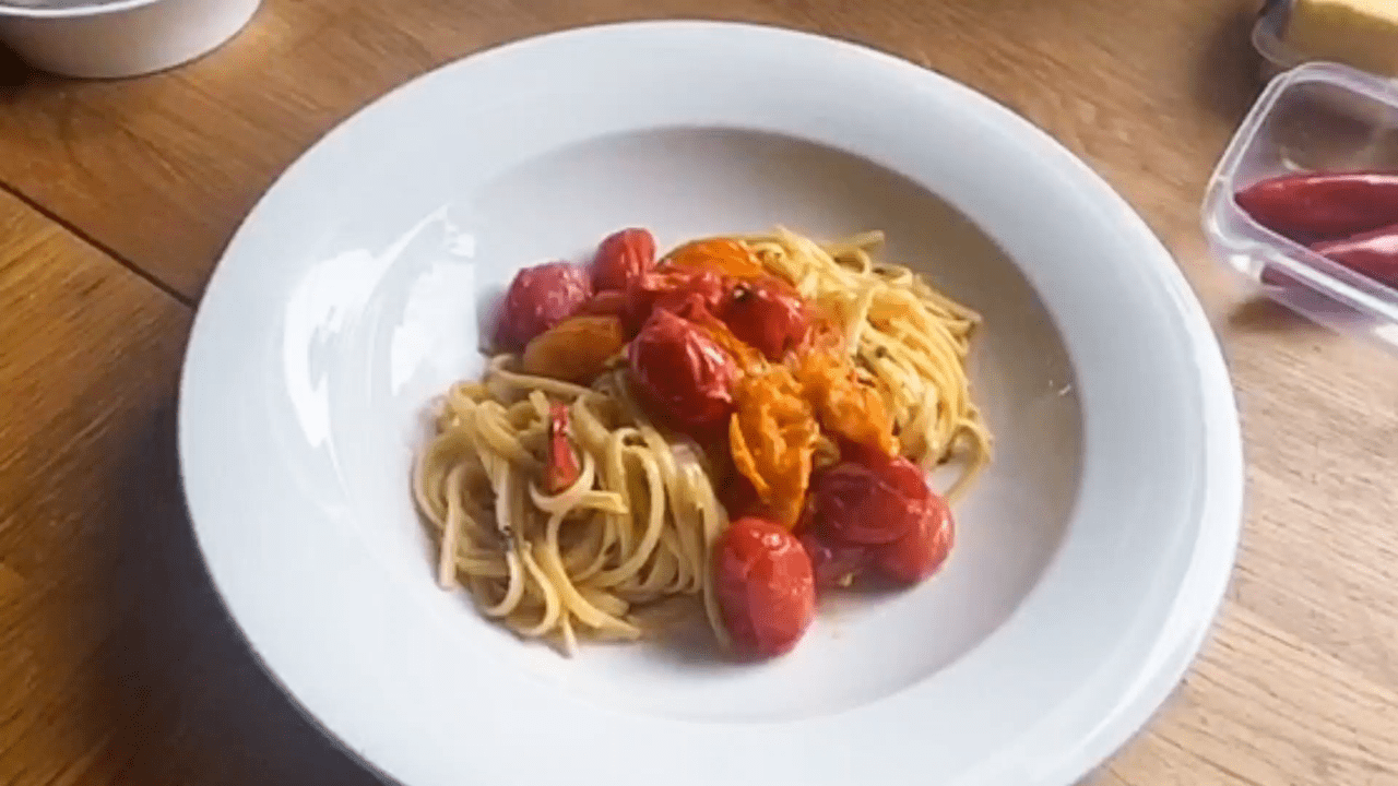 recipe image Kırmızı Biberli & Fırınlanmış Çeri Domatesli Vegan Linguine